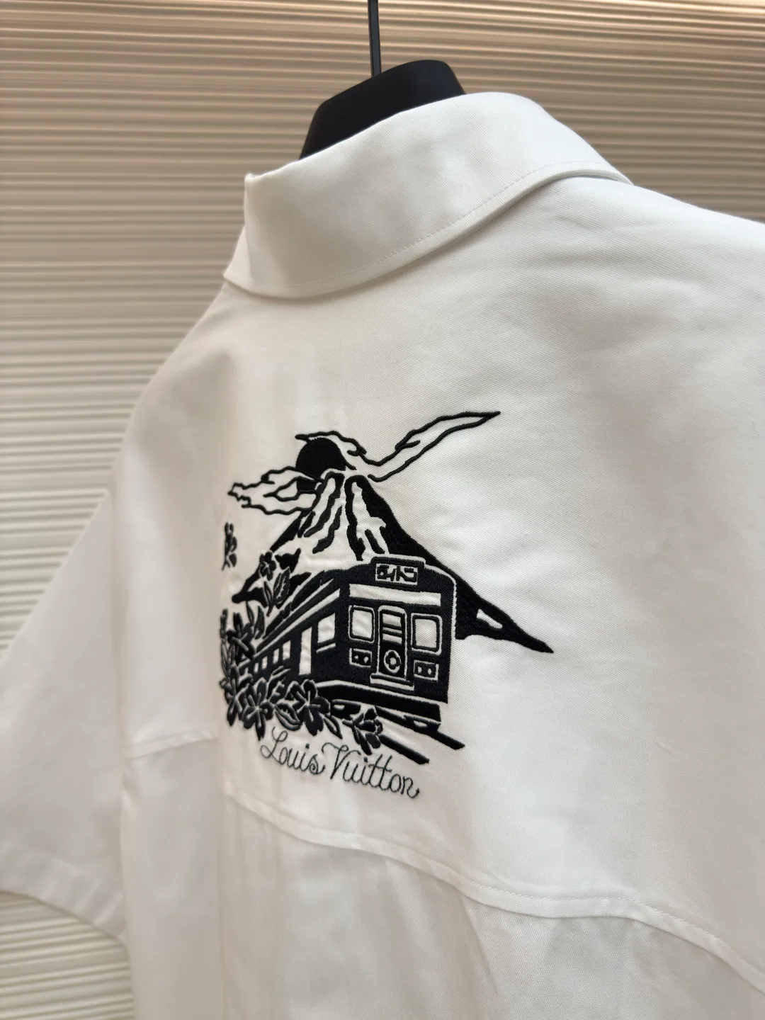 LOUIS VUITTON Mount Fuji embroidered short-sleeved shirt ●Authentic product: purchased and developed by 9150 ●Item number: 1680104-A75 ●Material: cotton fabric ●Technology: embroidery production ●Version: fitted version ●Weight: about 315 grams ●Size: Creative collaborations for the 2025 autumn and winter shows. A retro handwritten logo resides on the chest pocket, while the Mount Fuji and cherry blossom patterns on the back represent the iconic elements of Nigo's hometown. The overall wiring is straight and delicate, the fabric is comfortable and soft, and the color is consistent without color difference. It can be matched with the same style to create a fashionable look and control various occasions. Customized accessories, complete with three standards, same style for men and women!